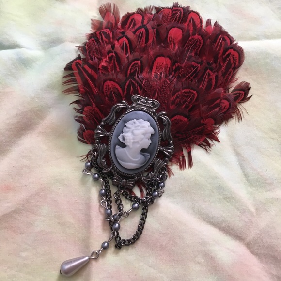 Glampire Design (Etsy shop) small red feather clip - Picture 1 of 4